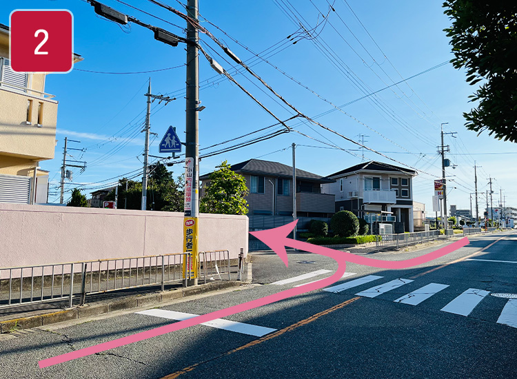 横断歩道のあるT字路を曲がる